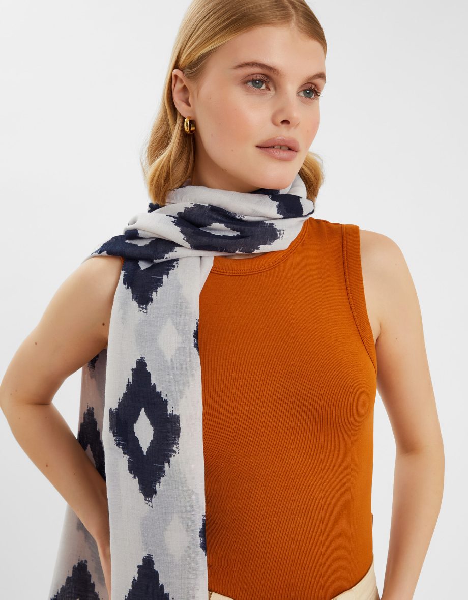 LIGHTWEIGHT DIAMOND PRINT SCARF