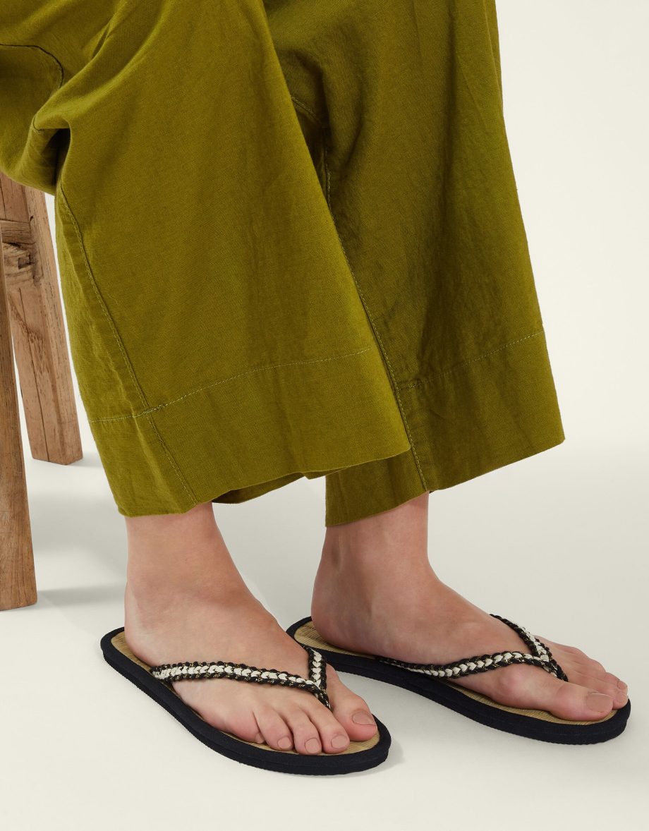 BRAIDED SEAGRASS FLIP FLOPS BLACK